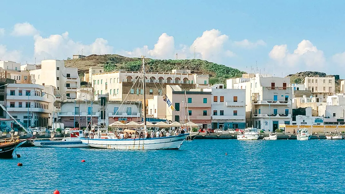 Locul din Europa în care deja este vară. Preţurile sunt mici şi te poţi bucura de o vacanţă la plajă