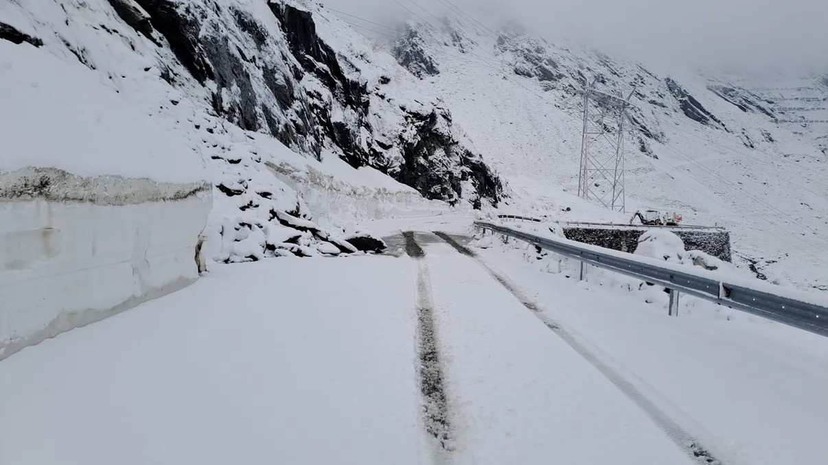 Ninge în România! Colțul țării unde stratul de zădapă a ajuns la 10 centimetri deja, autoritățile sunt mobilizate FOTO