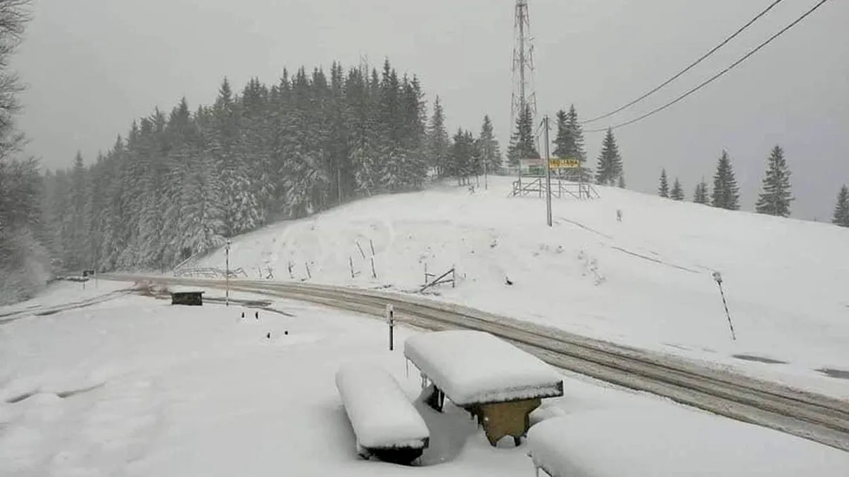 Ninsori în România în luna mai. Colțul țării unde stratul de zăpadă a ajuns la 10 centimetri deja