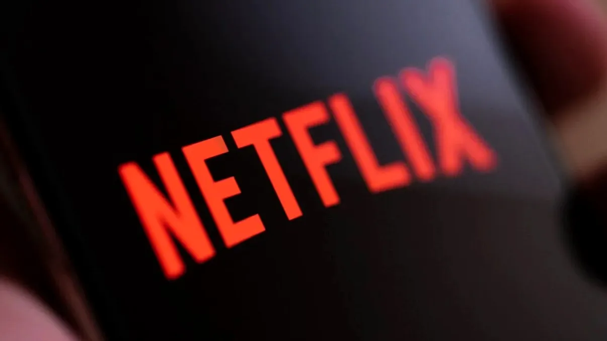 Noul serial Netflix a cucerit toate topurile, a ajuns imediat pe locul 1. E perfect pentru weekend, are doar 8 episoade