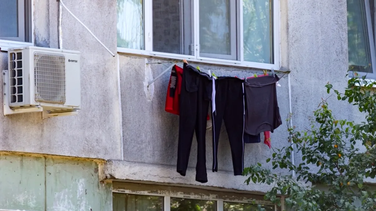 Orașul din România care interzice uscarea rufelor în afara balconului. Amenzi de până la 1.500 de lei