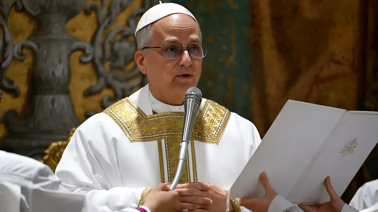 Papa Leon, între stilul nou și vechi. A păstrat pantofii negri, dar a schimbat mașina și reședința