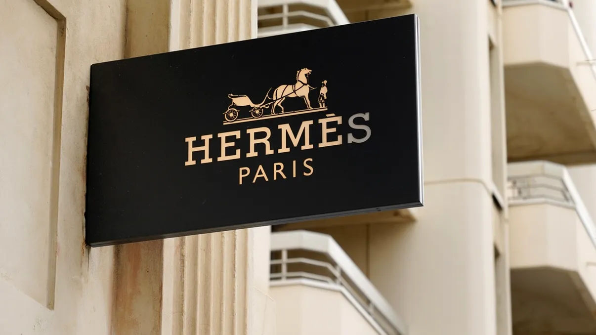 Povestea brandului Hermes. De la copilul orfan șelar din atelierul de tăbăcit pielea la o dinastie de lux și unul dintre cele mai grele nume în modă