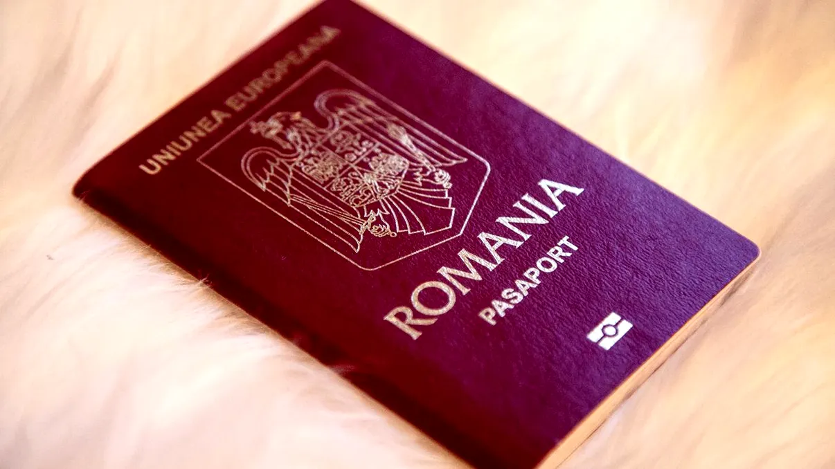 Românii care își distrug pașapoartele după înfrângerea lui Simion au ajuns în presa rusă: „Cer azil politic”