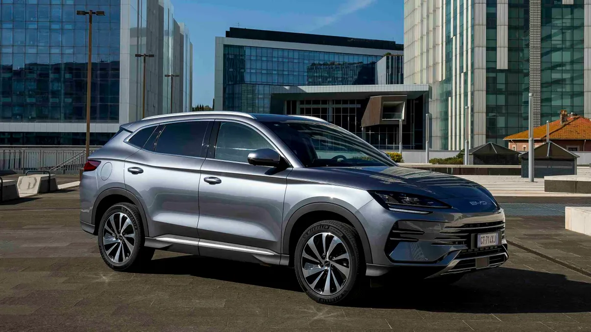 BYD a dat lovitura în Europa cu o mașină plug-in hibridă. A reușit să fie cea mai vândută, iar asta arată cât de repede s-au adaptat chinezii