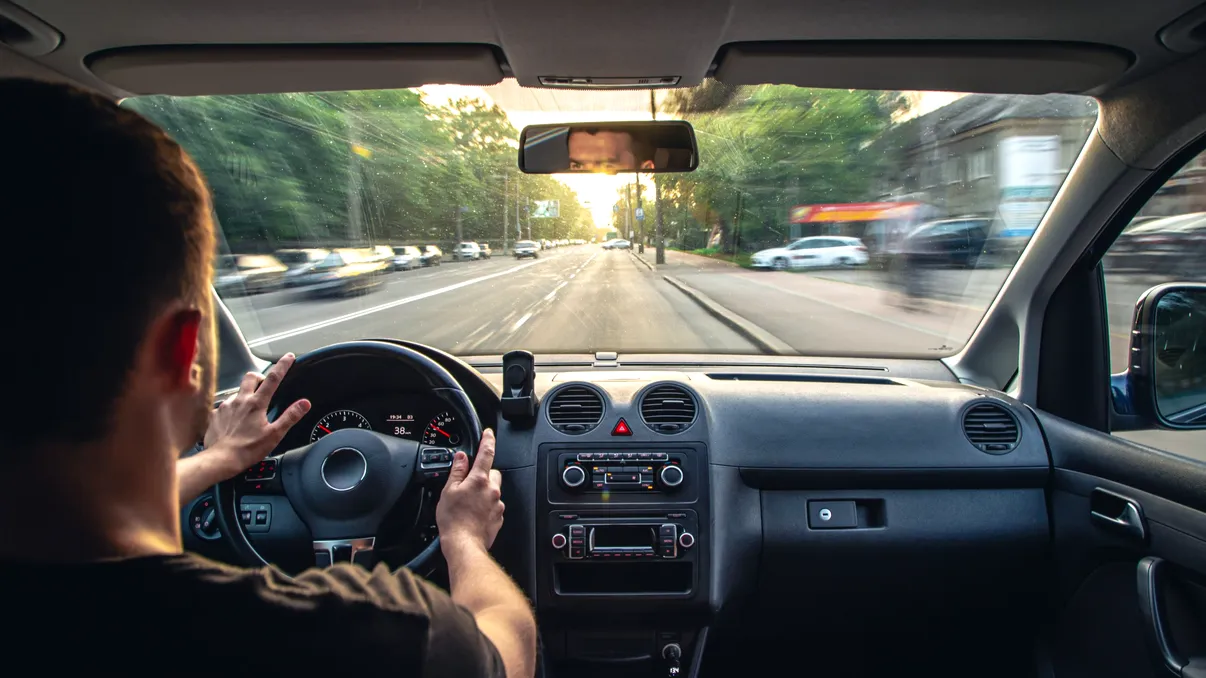 Șoferii care conduc așa consumă mai puțin combustibil. Trucul folosit de taximetriști și șoferii de flote