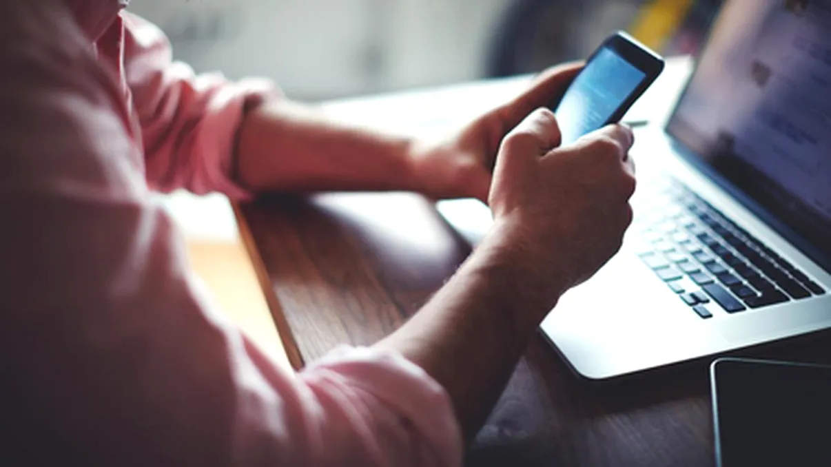 Testul simplu care îți arată dacă telefonul te ascultă. Experții în securitate cibernetică arată cum poți afla adevărul în câteva minute