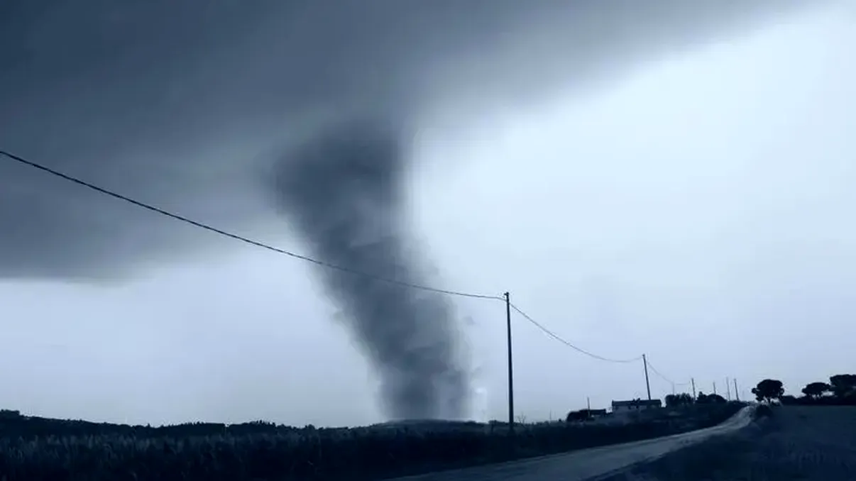 Tornadă în România. Zona în care s-a format, imaginile au speriat românii