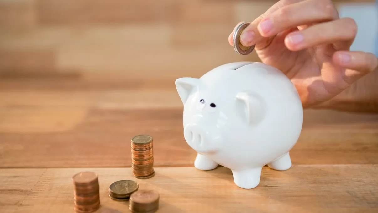 Un economist explică de ce nu este bine să economisești doar 10% din venituri în fiecare lună. Câți bani ar trebui puși deoparte, lunar