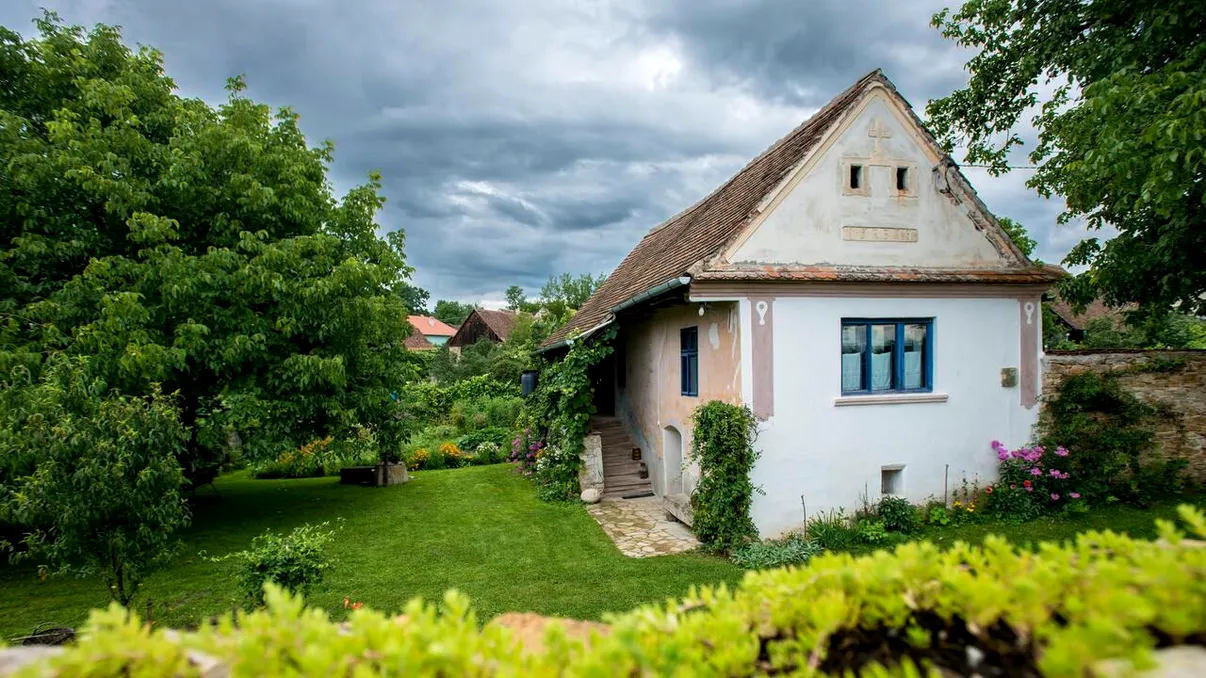 Vestea bună pentru românii cu case construite înainte de 1990. Se schimbă legea, mai puține bătăi de cap