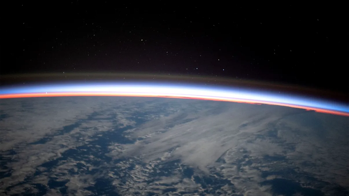 Ce este linia Kármán, „granița” dintre noi și Univers. Cum începe să ne „înghesuie” spațiul