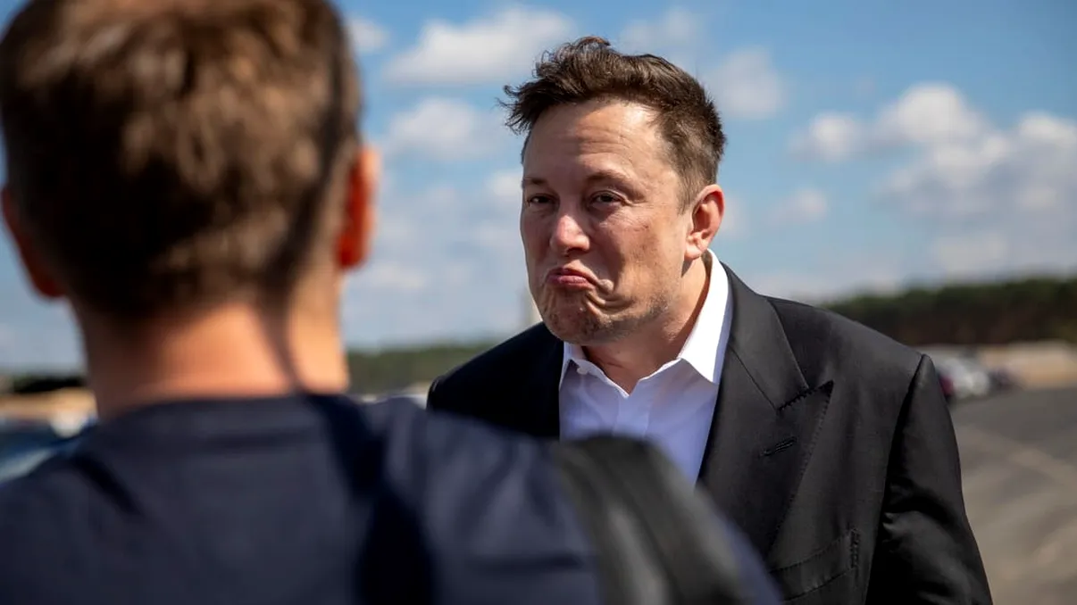 Elon Musk nu te uită și nici nu te iartă dacă îl critici. Motivul pentru care a concediat un angajat Tesla