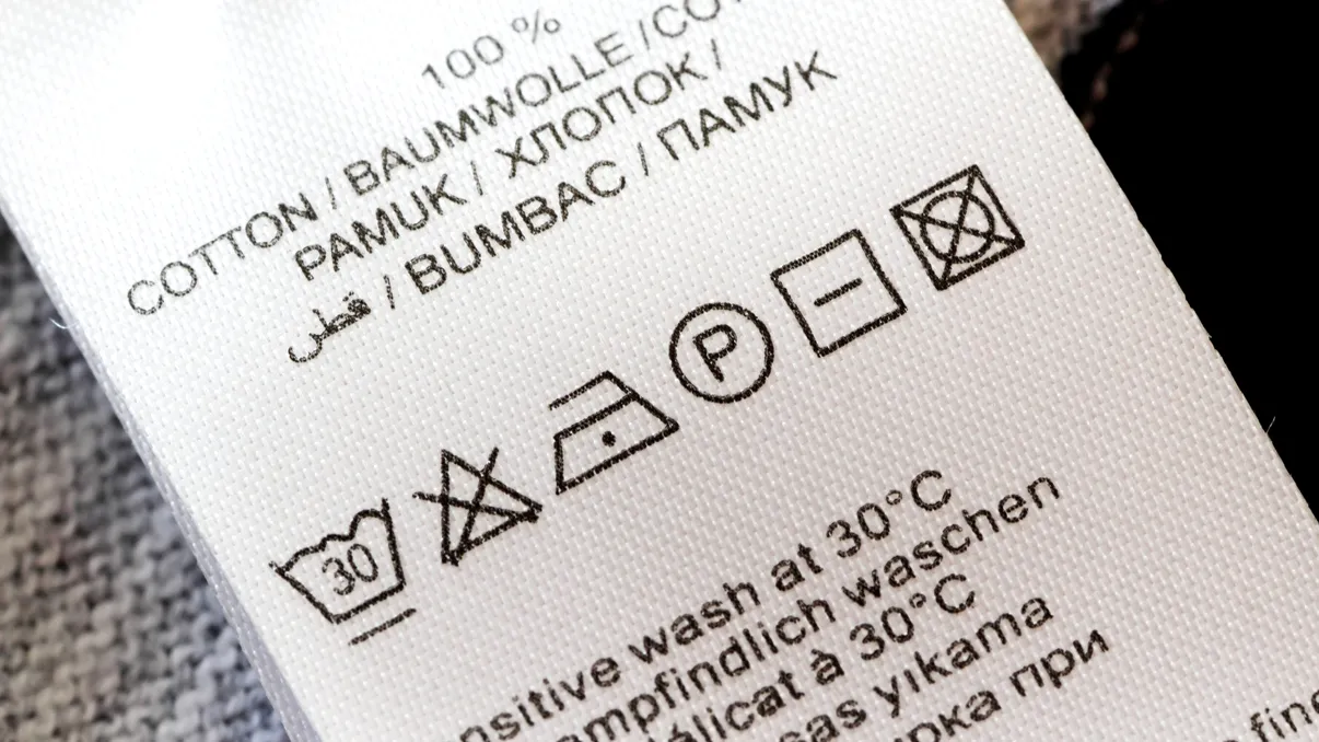 Codurile de pe etichetele hainelor, explicate. Ce trebuie să faci când vezi un bazin cu 1, 2 sau 3 puncte