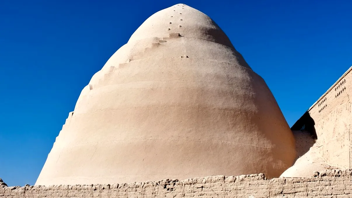 Frigiderul natural din mijlocul deșertului, vechi de mii de ani, capabil să mențină gheața. Fără curent, fără tehnologie de vârf, doar inventivitate umană pură