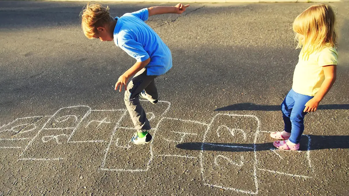 Siguranța copiilor pe străzile din București, la coada clasamentului european. De ce nu se pot deplasa în siguranță, care este soluția