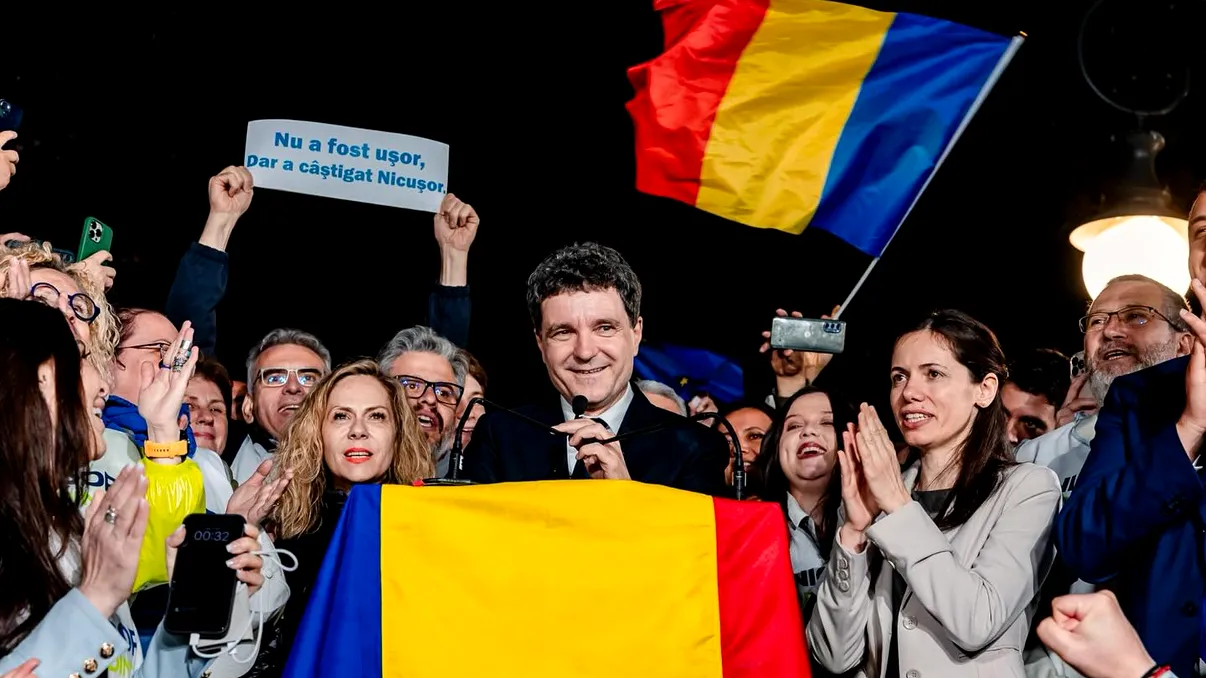 Imagini inedite cu Nicușor Dan în prima zi după alegerile prezidențiale. Cum a fost surprins noul președinte al României