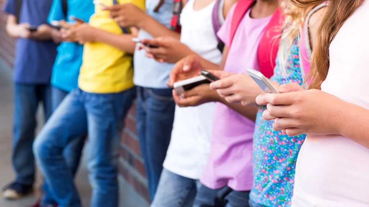 Primul oraș care a încercat să interzică smartphone-urile copiilor sub 14 ani. Ce s-a observat