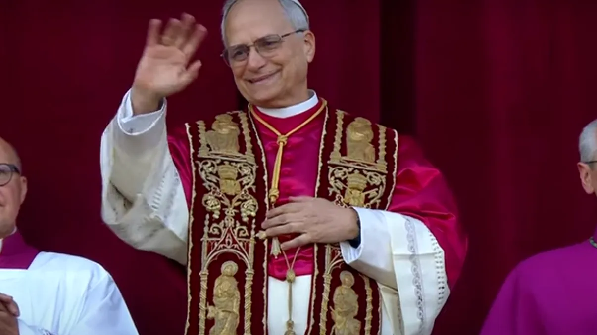 Primele cuvinte rostite de Papa Leon al XIV-lea, la Vatican. Robert Francis Prevost nu şi-a putut stăpâni emoţiile: 