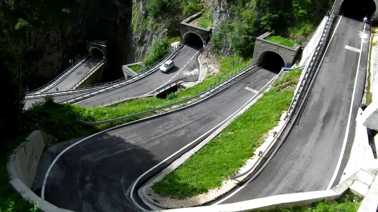 Drumul secret din Alpi care îți taie răsuflarea: Tuneluri, serpentine și o poveste din război