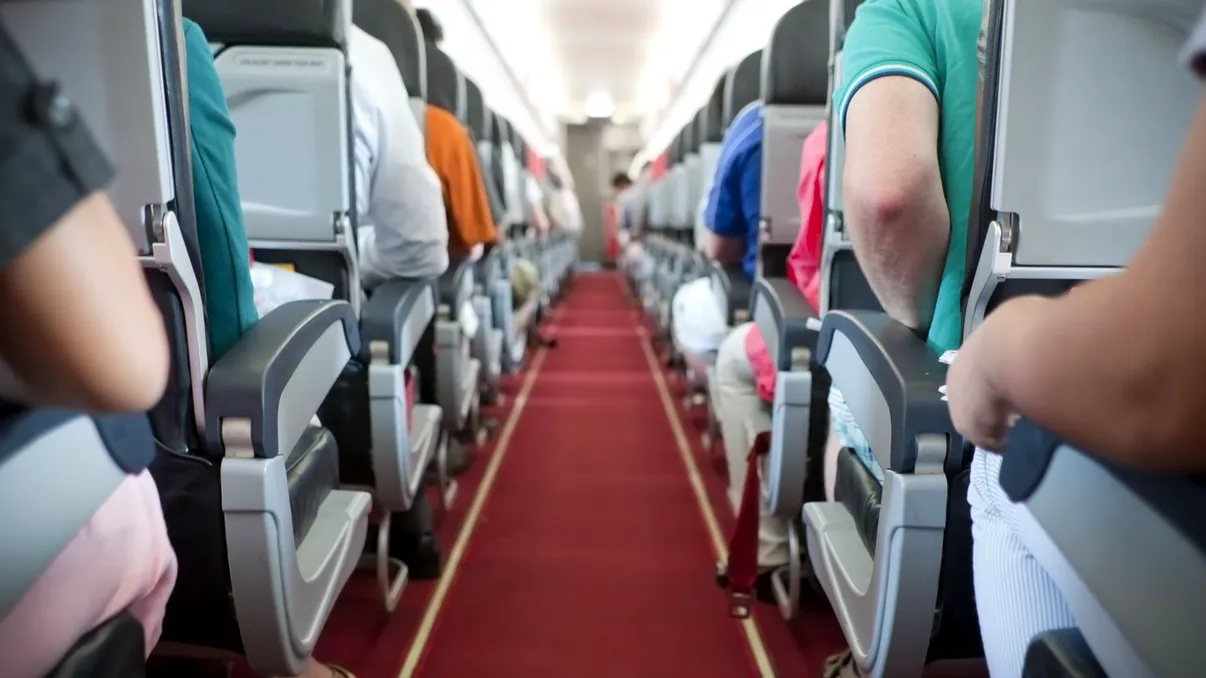 Scaune tot mai mici, pasageri tot mai mari în avioane - Cum s-au schimbat regulie jocului la companiile aeriene de-a lungul anilor și, mai ales, de ce?