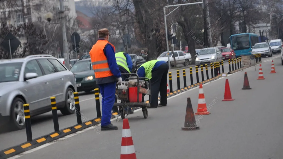 Stâlpii de delimitare în trafic pe străzile din România. Ce valoare legală au, ce se întâmplă dacă îi strici sau treci peste ei