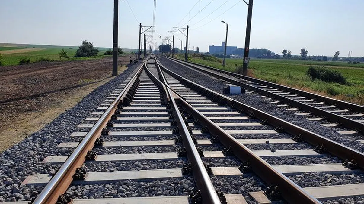 Traficul feroviar, restricționat în Dolj. A deraiat vagonul unui tren ce transporta ciment