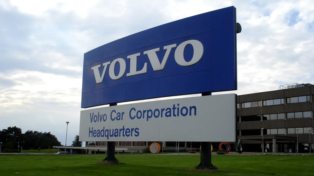 Volvo nu trece prin cele mai „roz” vremuri - Constructorul suedez, nevoit să dea afară 3.000 de angajați, legătura cu Donald Trump