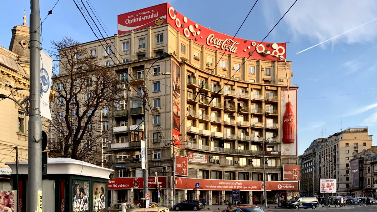 Blocul din București devenit cel mai popular refren din anii `90. ”Ușa e veche, broasca-i nouă”, detaliile unei clădiri simbol
