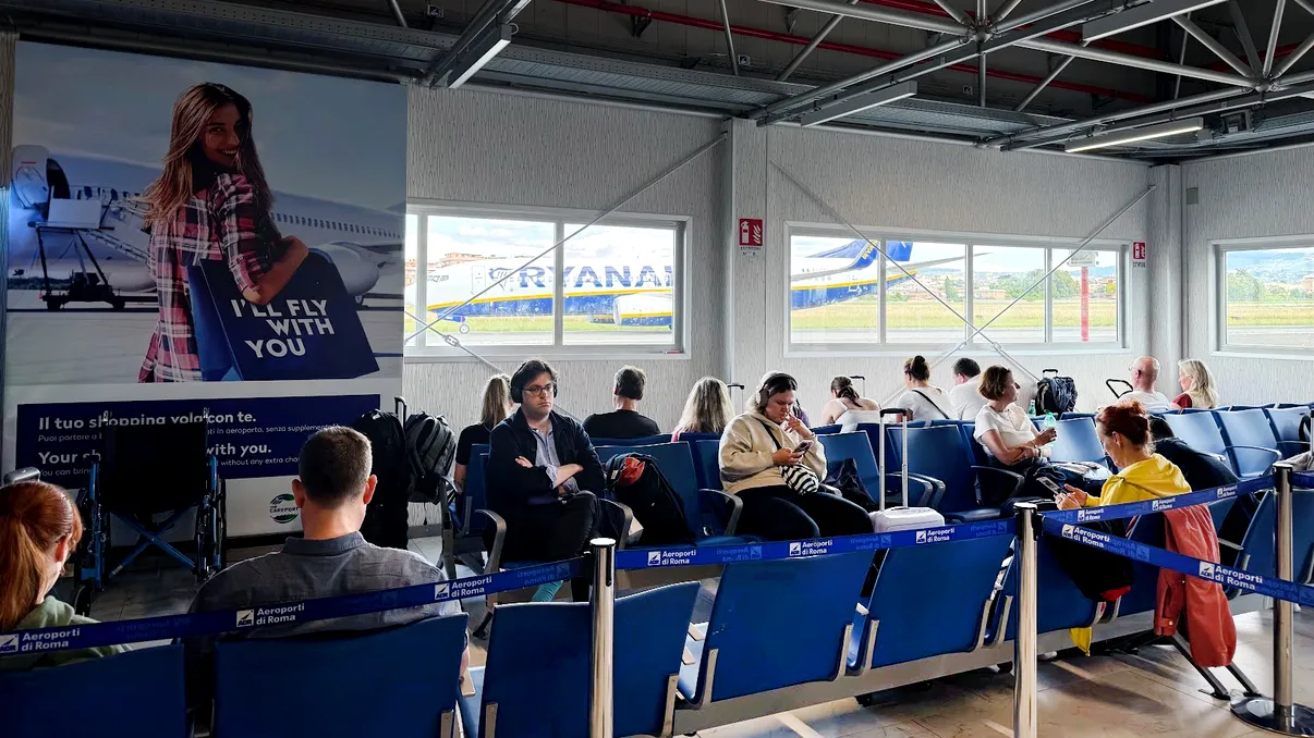 O companie aeriană populară în România își amendează pasagerii cu 500 de euro. Gestul care te poate costa scump