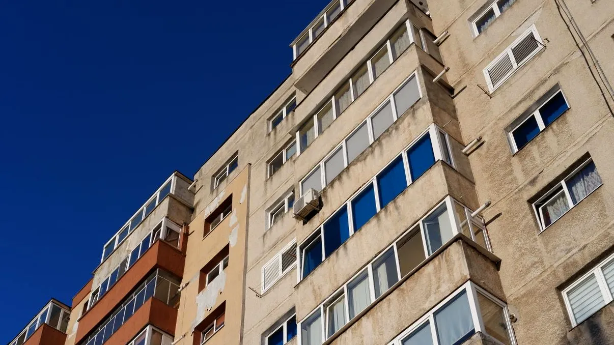 Ai voie să foloseşti zona de pe casa scării din jurul uşii tale? Mulţi închid pentru un spaţiu mai mare în apartament