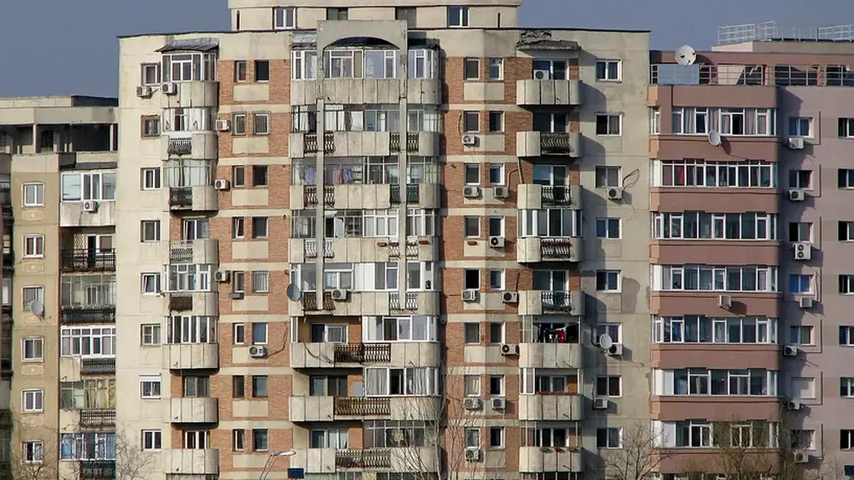 Amenzi de mii de lei pentru românii care stau la bloc şi nu permit accesul în locuinţă. Cazurile în care sunt obligaţi să facă asta