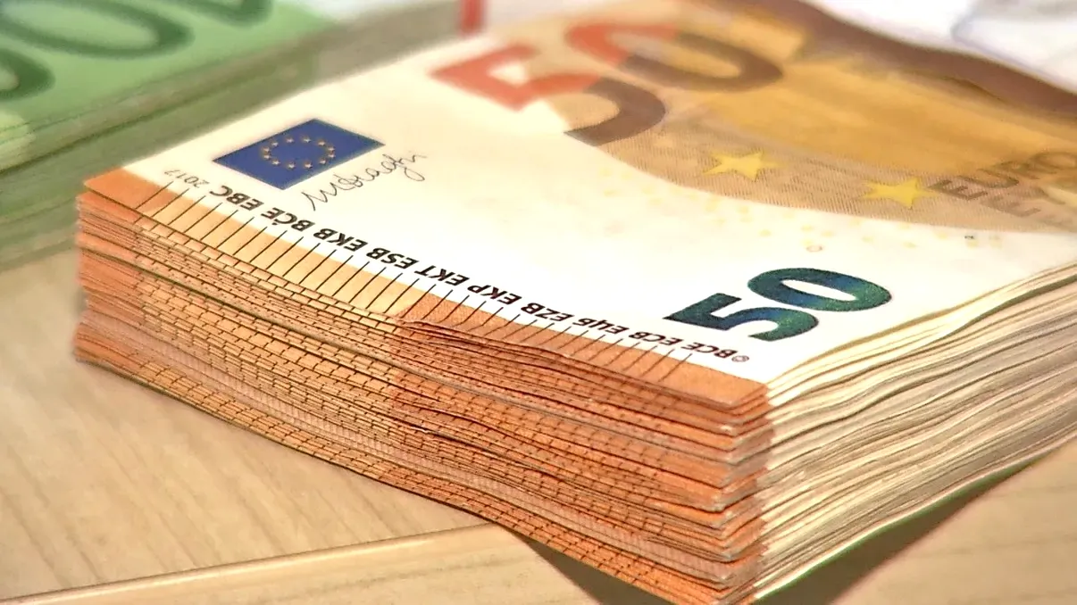 Cei mai mulți angajați români cred că ar fi corect să aibă un salariu între 1.500 și 2.000 de euro