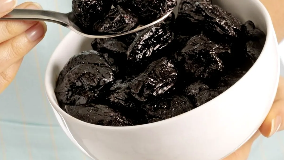 „Aurul negru”, fructul bogat în antioxidanți care întărește oasele și stimulează producția de colagen
