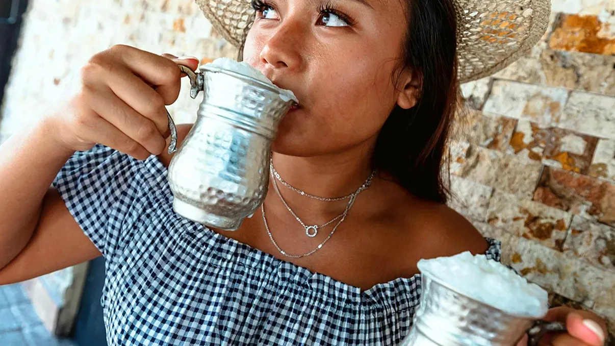 Cea mai răcoritoare băutură împotriva caniculei despre care n-ai auzit, dar mulți români e posibil să o fi băut fără să știe ce e