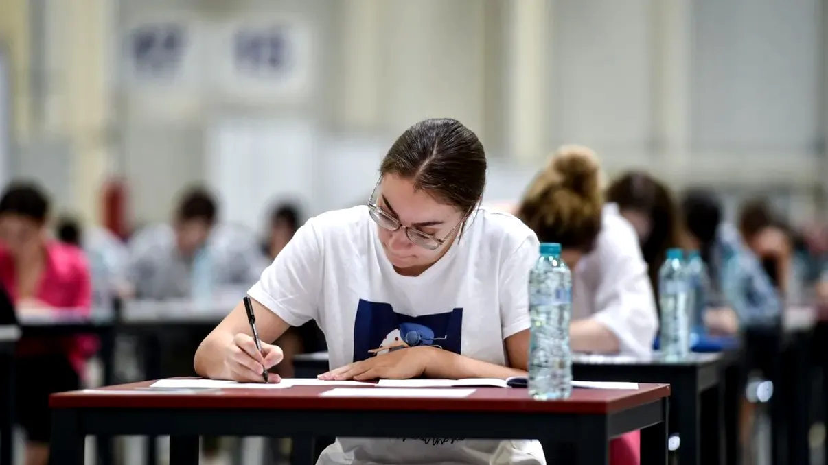 Bacalaureatul 2025 a început: peste 100.000 de candidați susțin prima probă scrisă, la Limba română