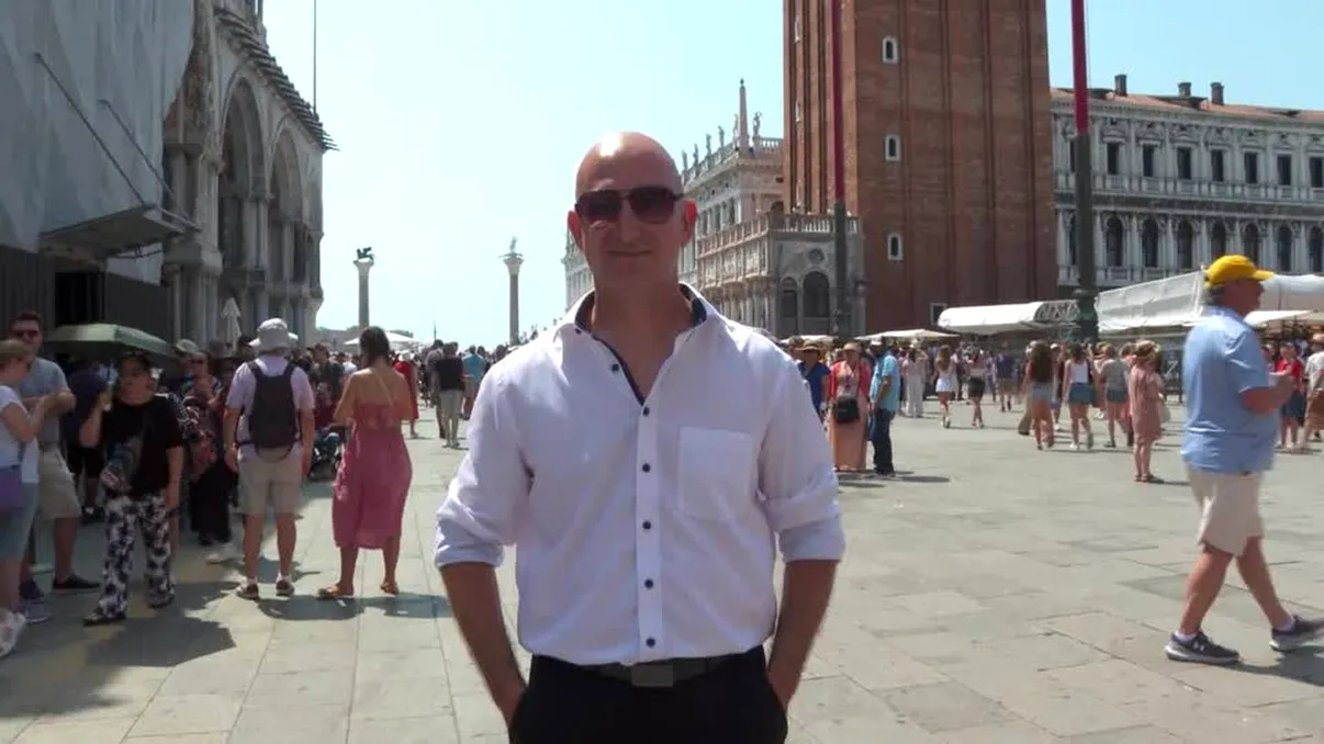 VIDEO - Presupusul Jeff Bezos a apărut în piaţa centrală din Veneţia. Cum au reacţionat localnicii şi turiştii