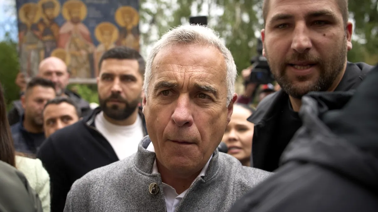 Călin Georgescu susține că este hărțuit. Fostul prezidențiabil a fost luat cu asalt de oameni: „Se merge pe trepte ale dictaturii”