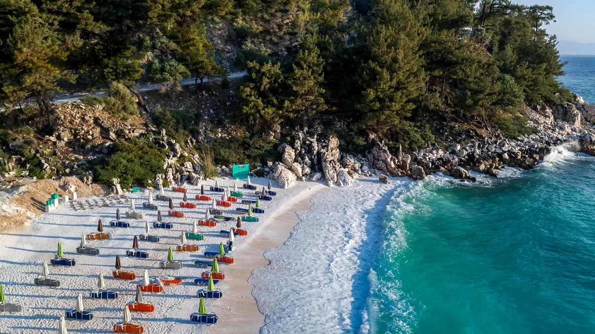 Cât costă două şezlonguri şi o umbrelă la Marble Beach, în Thassos? Preţurile au crescut faţă de anul trecut