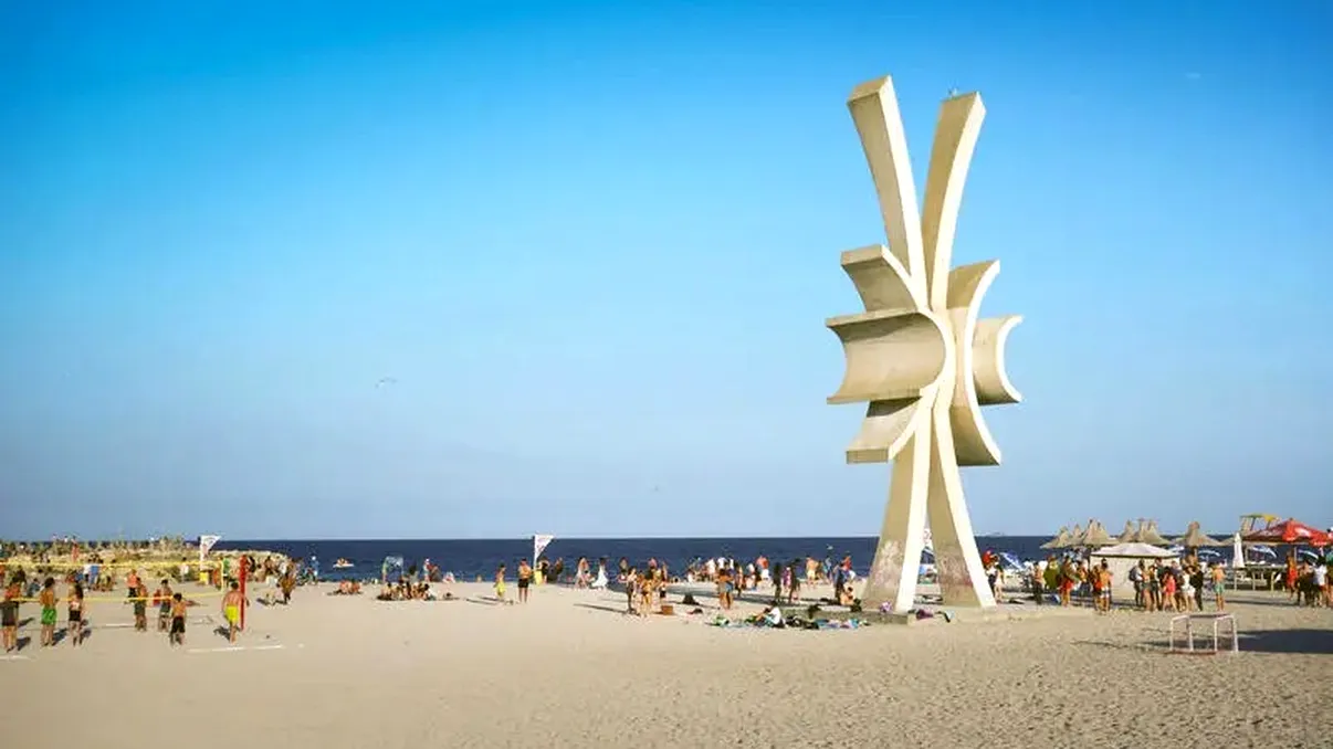 Cât costă să stai în Costinești în weekendul Beach Please 2025. O noapte de cazare a ajuns cât un city break