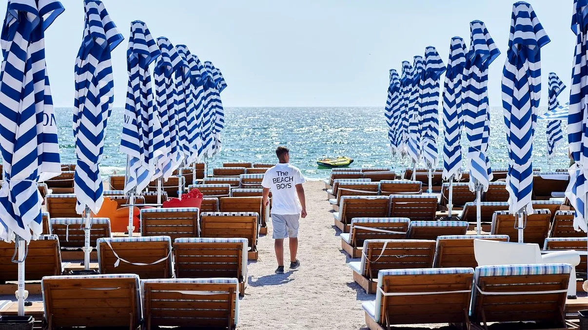 Cât costă un şezlong în Mamaia, la mijloc de iunie 2025? Ce te obligă acum proprietarii de plaje să faci pentru a plăti mai mult