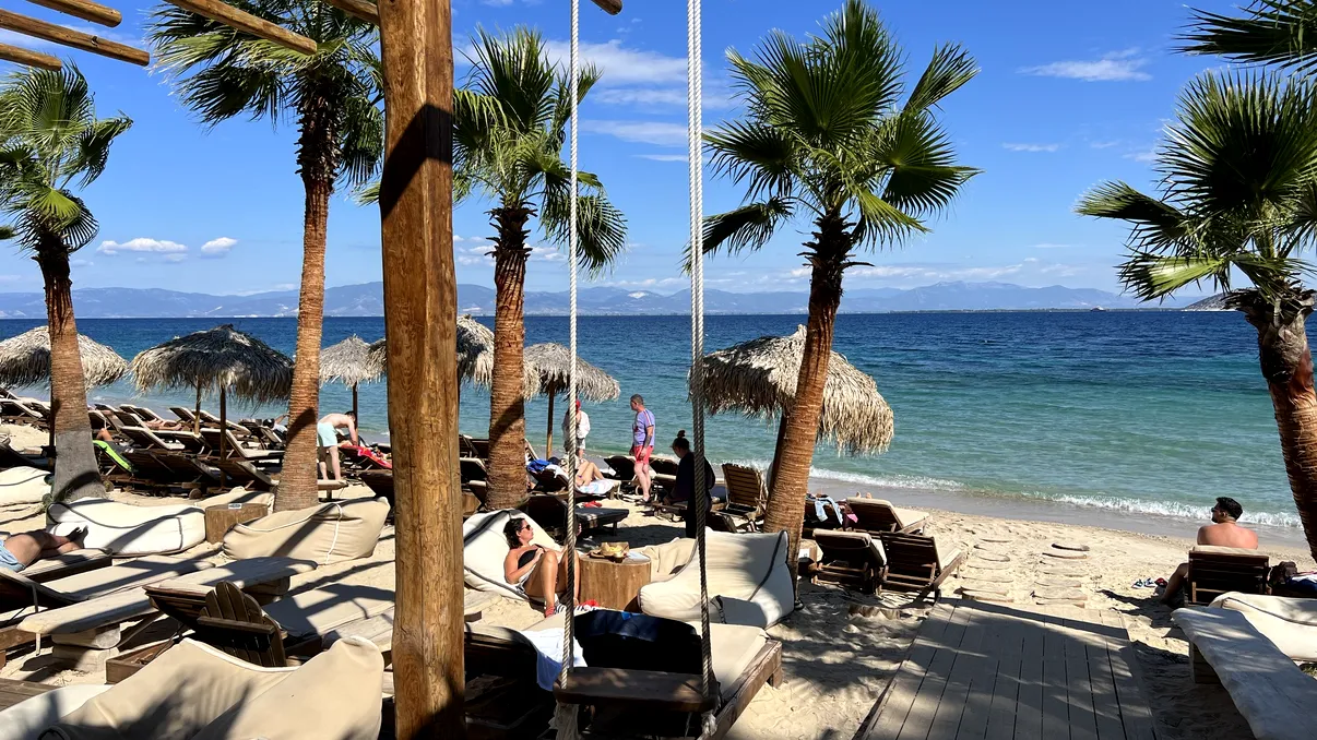 Cât plătești pentru un șezlong în Thassos. Prețuri 2025 pe plajele de top: Marble, Vathi și La Scala