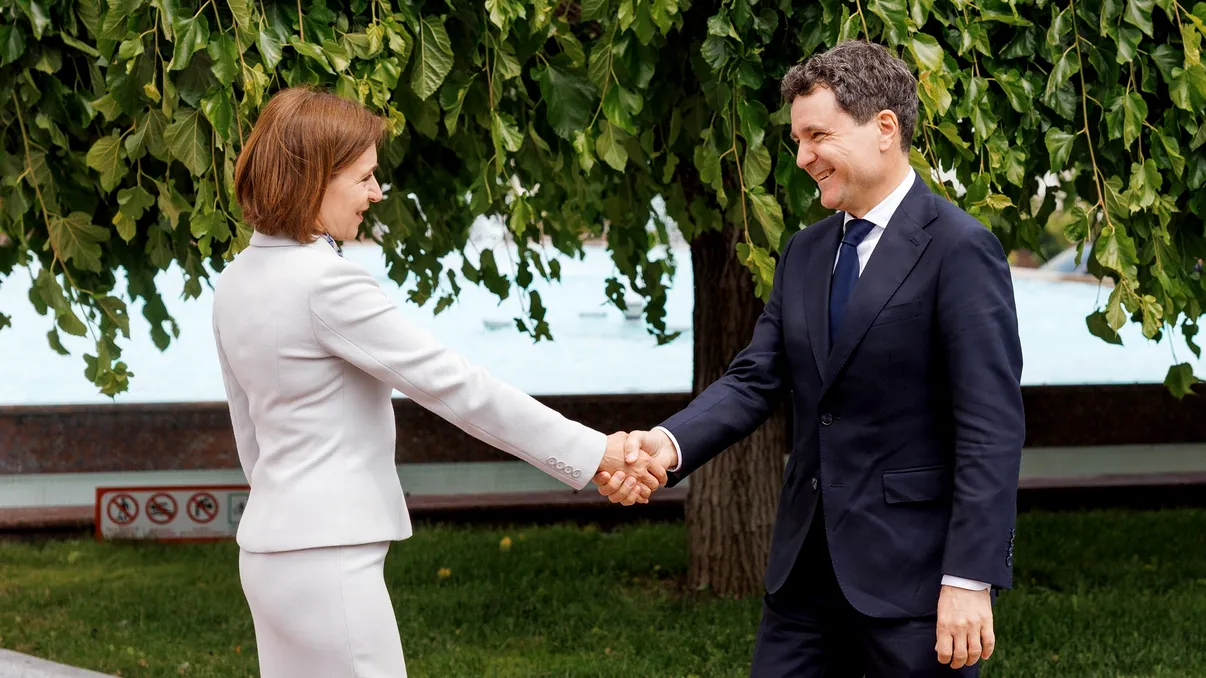 Nicușor Dan și familia, în vizită la Maia Sandu. S-au distrat la un festival din Republica Moldova, imagini rare cu președintele României