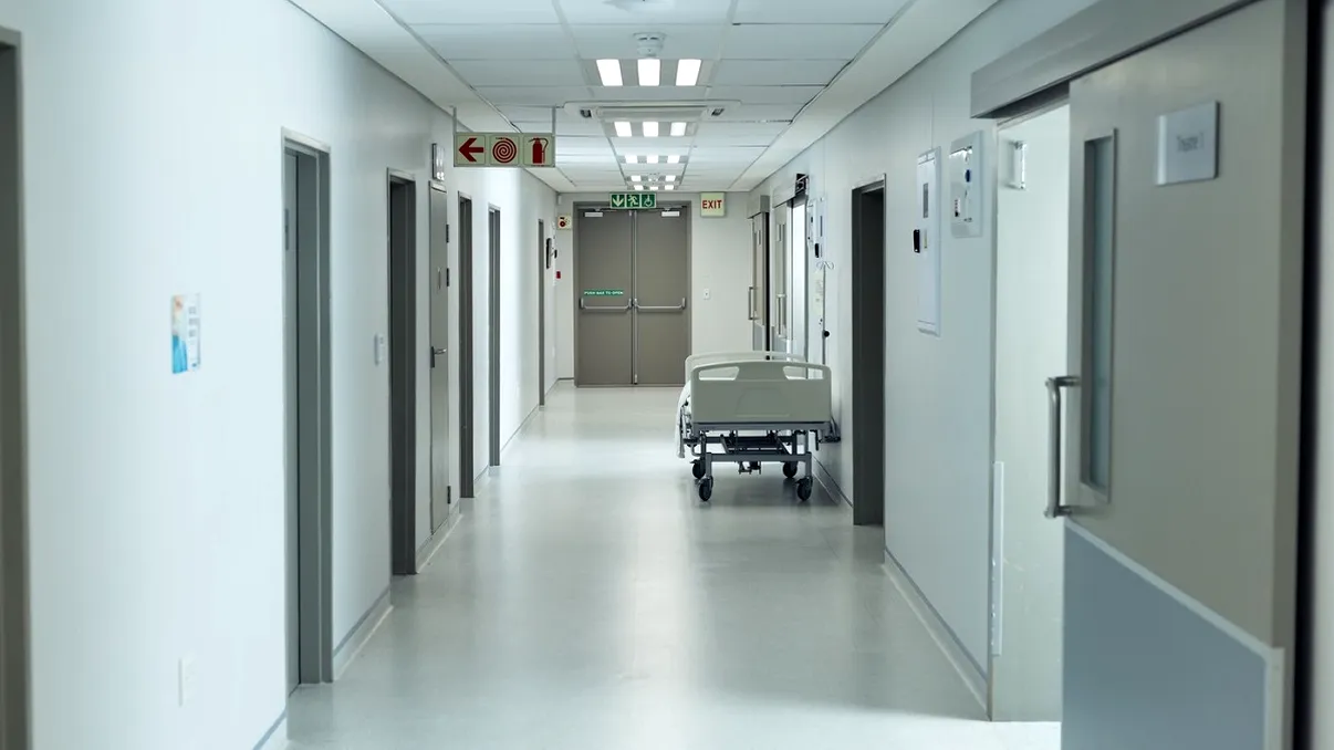 Ce salarii incredibile au medicii din spitalul din România în care se fac doar 2 internări pe lună. Rivalizează cu cele din Capitală