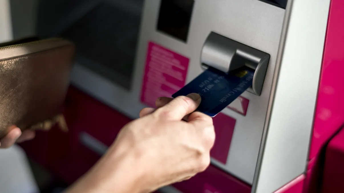 Ce sumă maximă poți retrage de la bancomat fără să fii luat la întrebări de bancă sau de ANAF