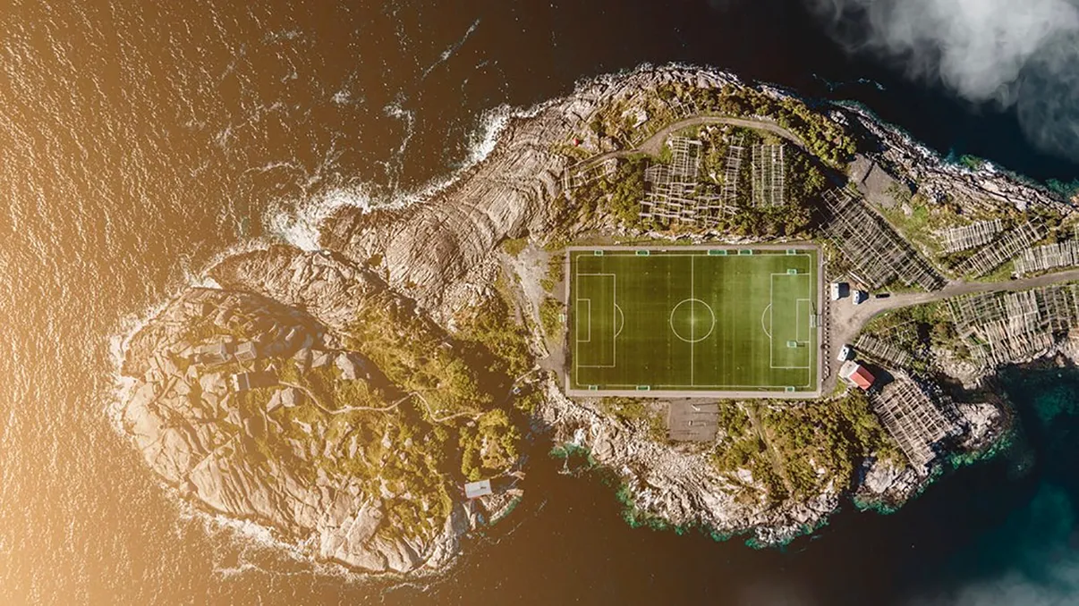 Cele mai spectaculoase 10 terenuri de fotbal din lume. De la cratere vulcanice până la acoperișuri de zgârie-nori
