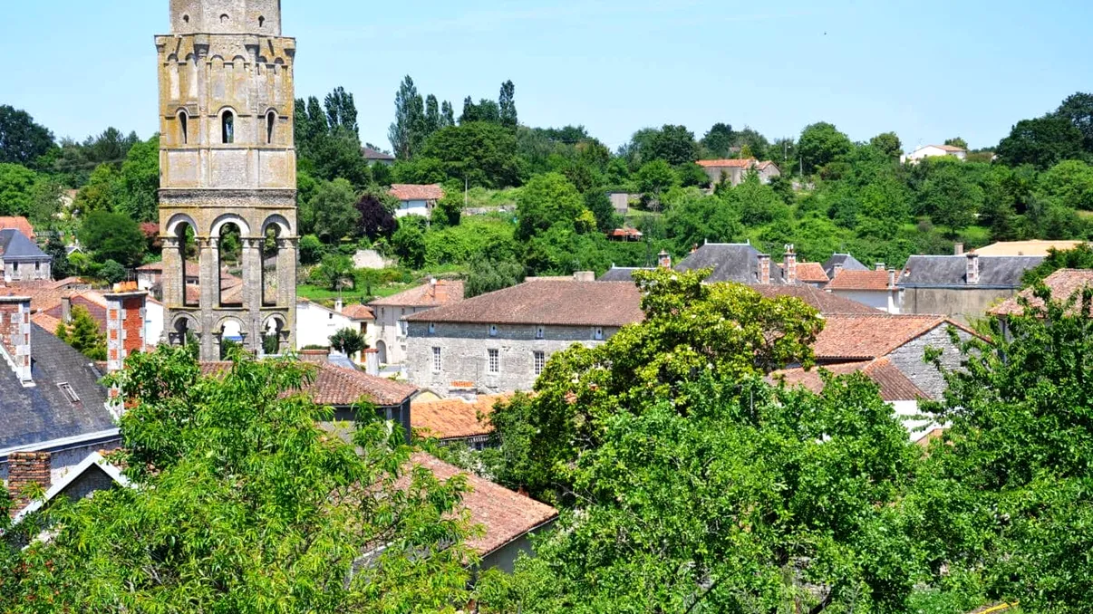 Castel în Franța, la preț de apartament în Cluj - o proprietate de vis cu potențial uriaș