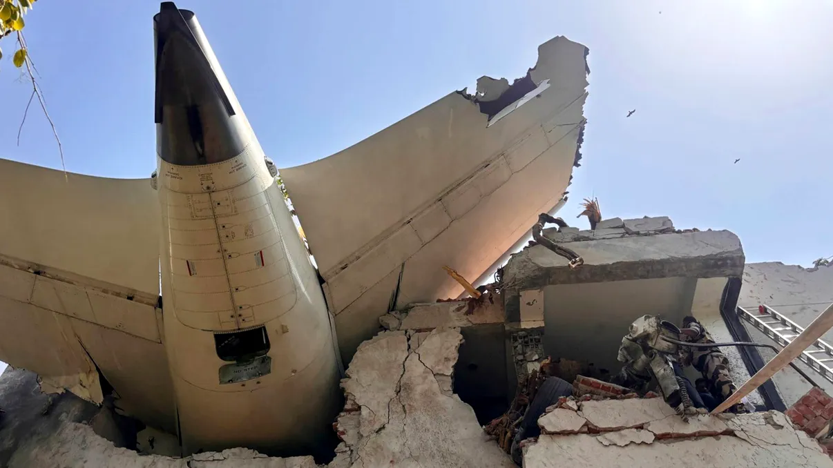 Cine este singurul supraviețuitor al tragediei aviatice din India. Pe ce loc stătea în avion și ce a auzit cu câteva minute înainte de prăbușire