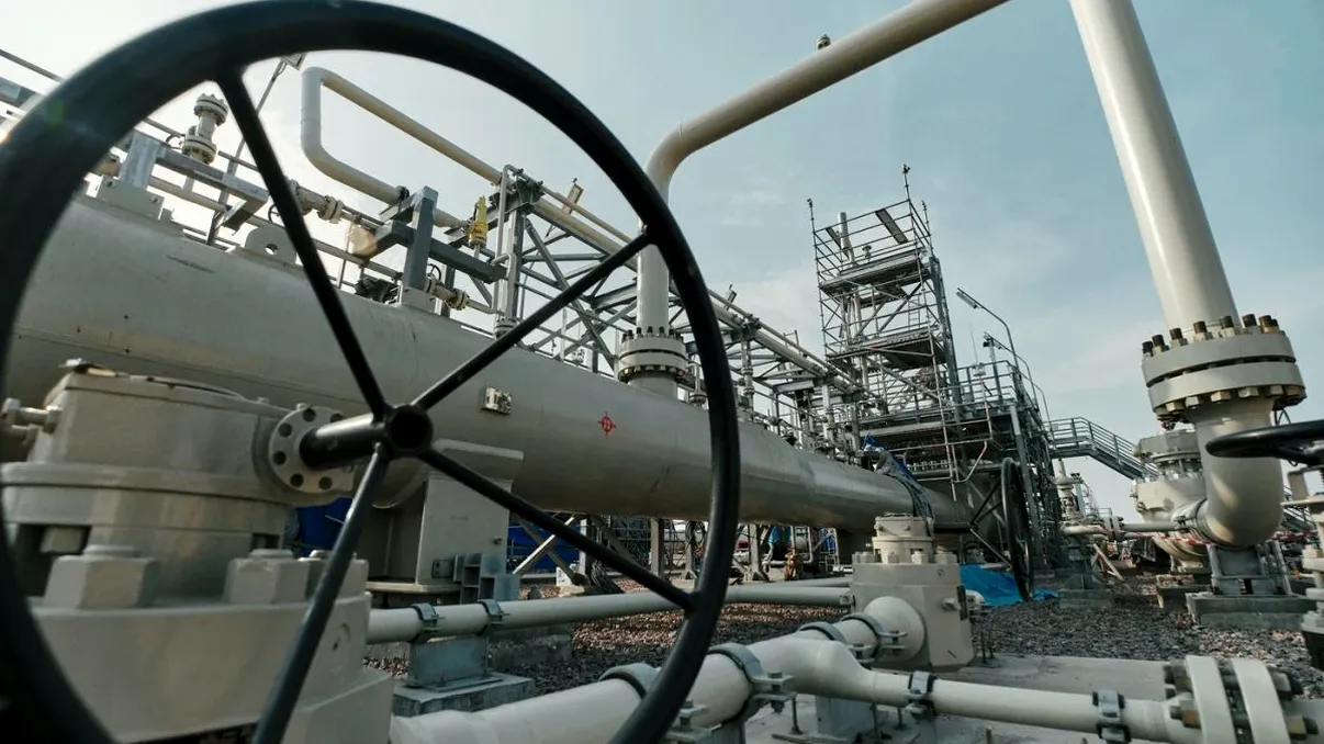 Comisia Europeană propune eliminarea treptată a importurilor de gaze și petrol din Rusia