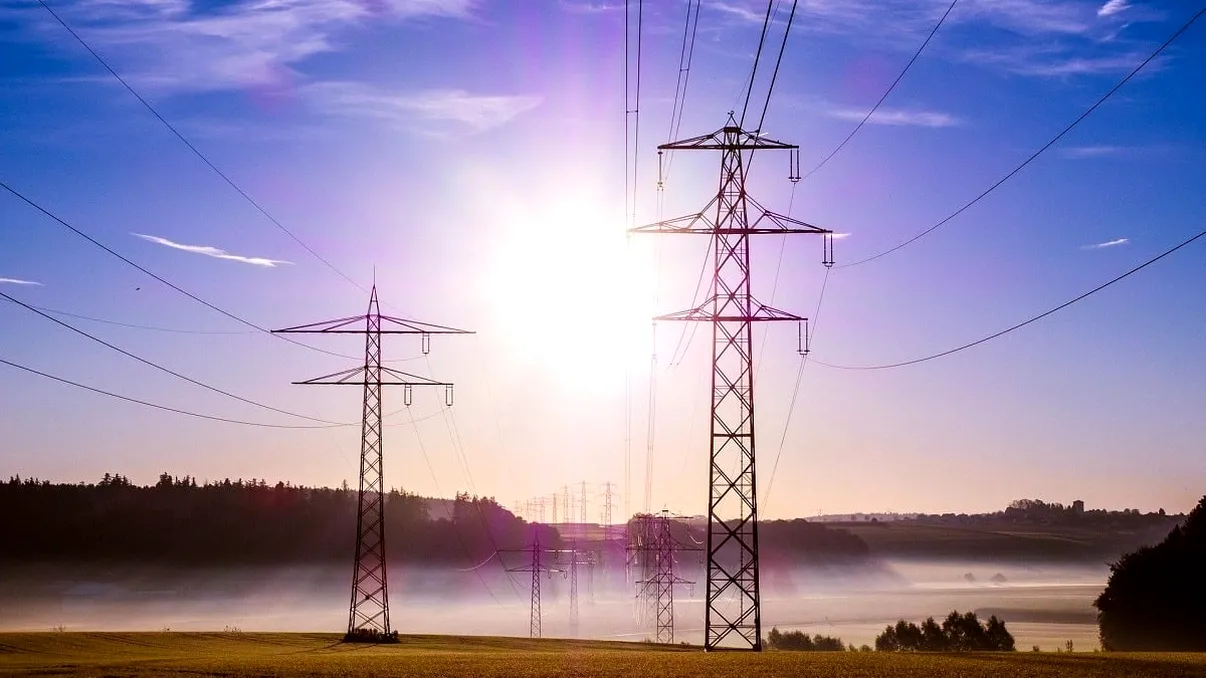 Compania care are cel mai bun tarif la energie electrică din 1 iulie 2025. Cine oferă cel mai bun preț