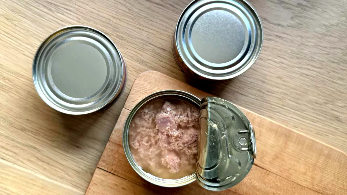 Au deschis o conservă de pește veche de 50 de ani și au găsit ceva neașteptat. Descoperirea i-a pus pe gânduri pe oamenii de știință